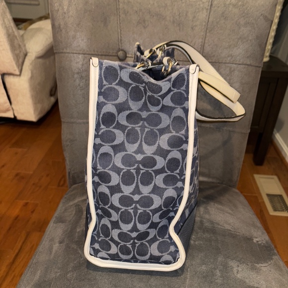 Coach Dempsey C2823 Tote 40 In Signature Denim With Patch Handbag - Picture 3 of 12